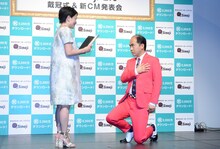 戴冠式の様子。左から矢野りん氏、トレンディエンジェル斎藤。