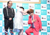 戴冠式の様子。左からトレンディエンジェルたかし、矢野りん氏、トレンディエンジェル斎藤。