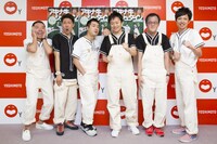 「アキナ牛シュタイン」の会見に臨んだ（左から）アキナ、和牛、アインシュタイン。