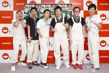 「アキナ牛シュタイン」の会見に臨んだ（左から）アキナ、和牛、アインシュタイン。