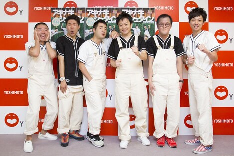 「アキナ牛シュタイン」の会見に臨んだ(左から)アキナ、和牛、アインシュタイン。