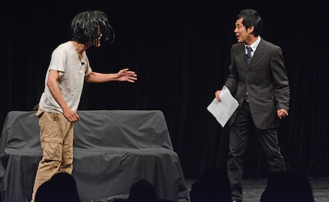 オープニングコントのワンシーン。