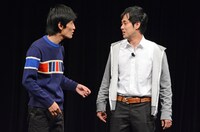 コント「待ち合わせ」のワンシーン。