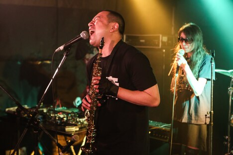 RG階段によるライブのワンシーン。(撮影:月夜野ヒズミ)