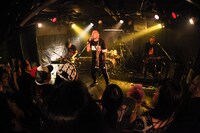 RG階段によるライブのワンシーン。（撮影：月夜野ヒズミ）