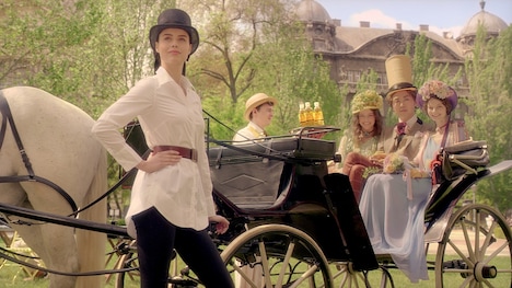 新CM「ティーガール 夏」篇のワンシーン。