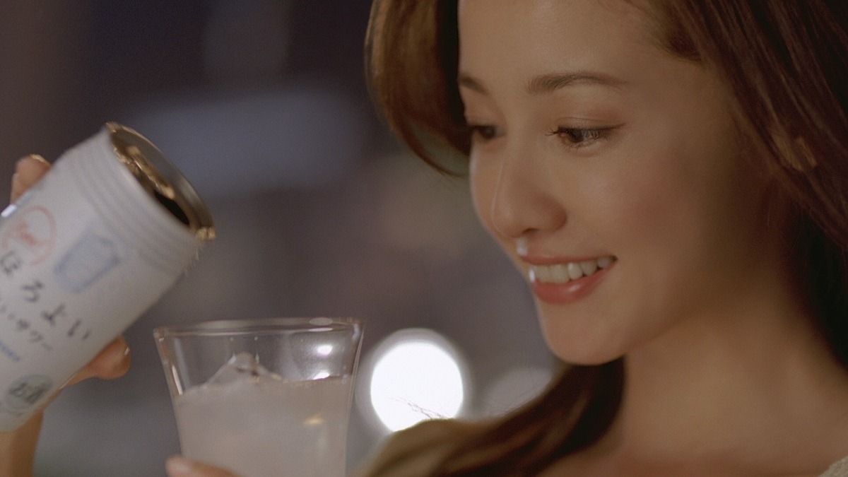 CM「horoyoi erika in Summer」篇のワンシーン。