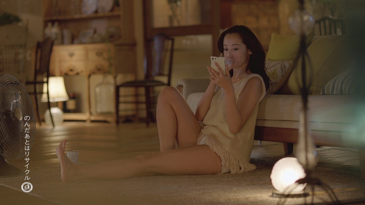 CM「horoyoi erika in Summer」篇のワンシーン。