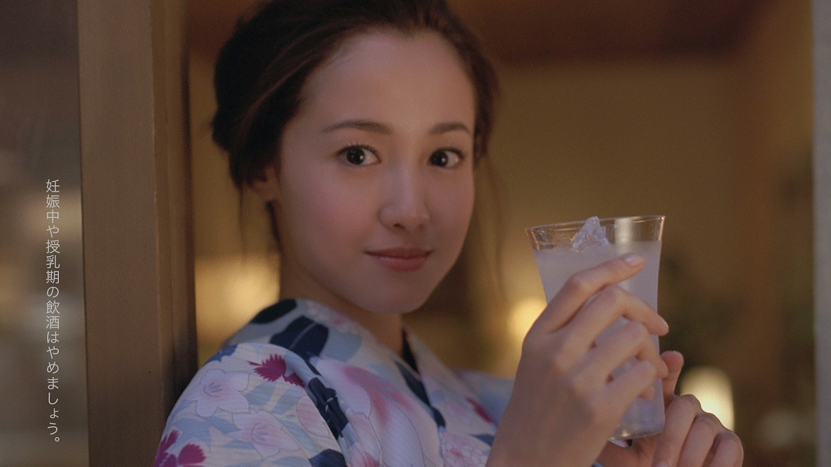 CM「horoyoi erika in Summer」篇のワンシーン。
