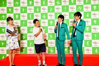 ネゴシックス（左から2人目）と、トット（右）。