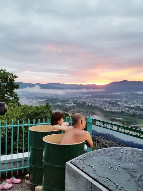 左から中村静香、あばれる君。(c)テレビ東京