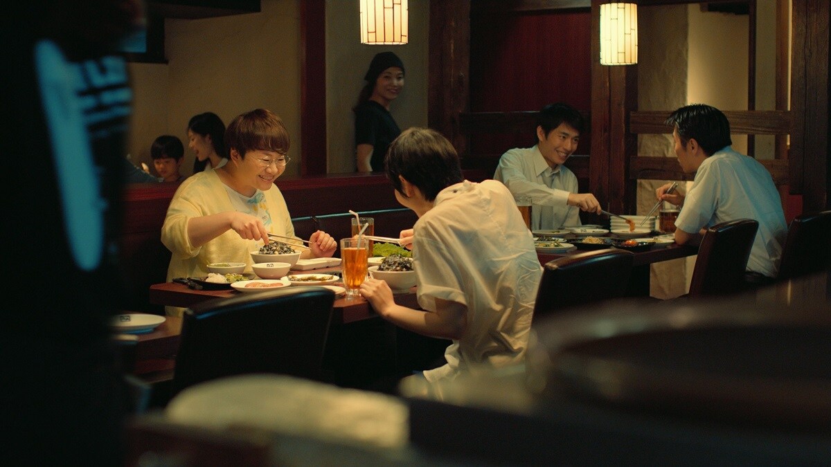 「牛角」の新CM「私の牛角流儀」篇のワンシーン。