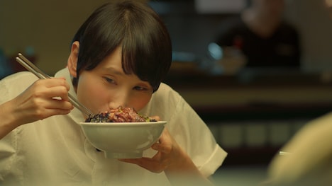 「牛角」の新CM「私の牛角流儀」篇のワンシーン。