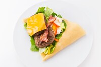 渡辺直美が監修した「ハーフ パウンド ハンバーグ」。