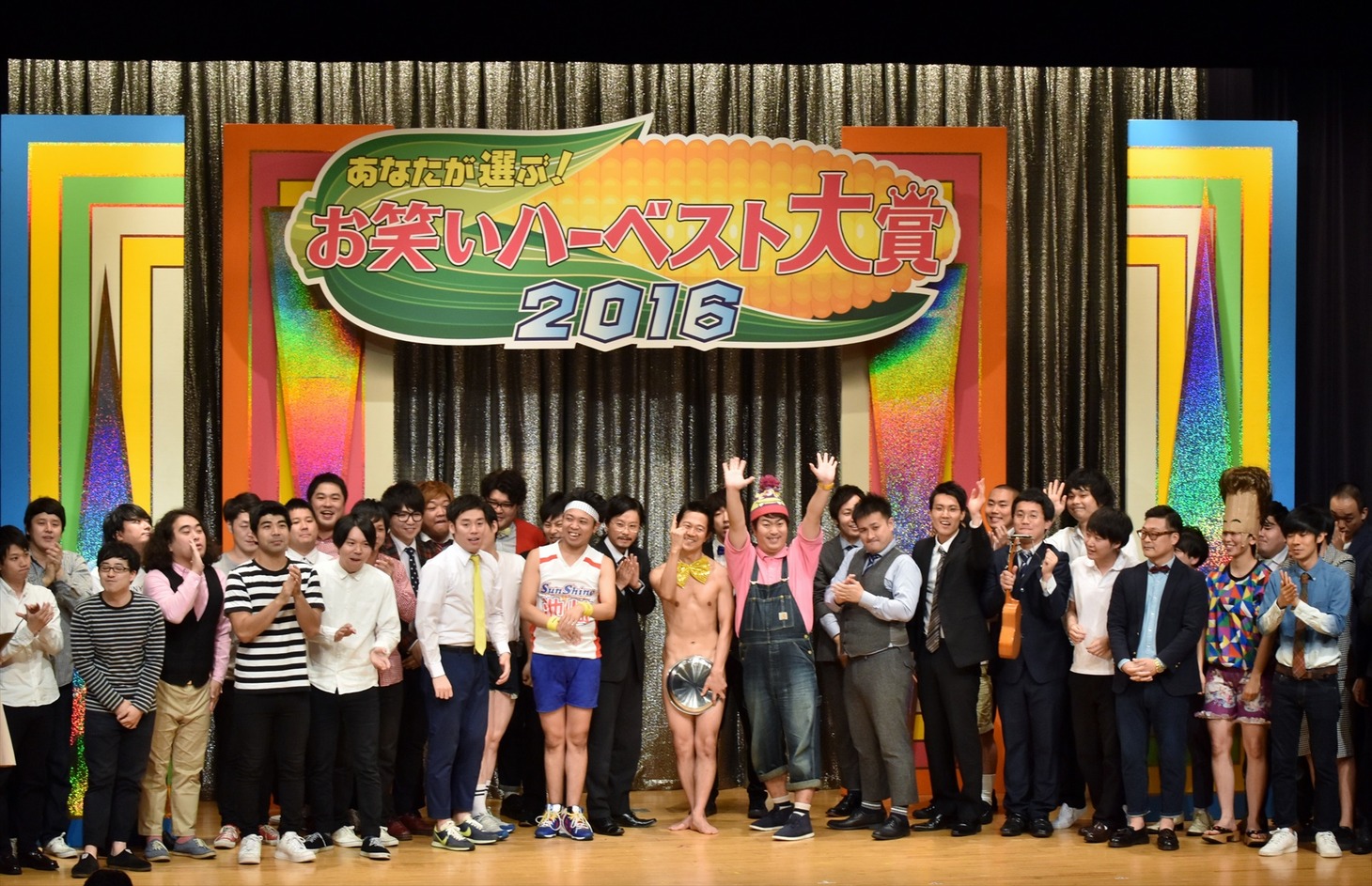 準決勝の審査結果発表を待つ芸人たち。