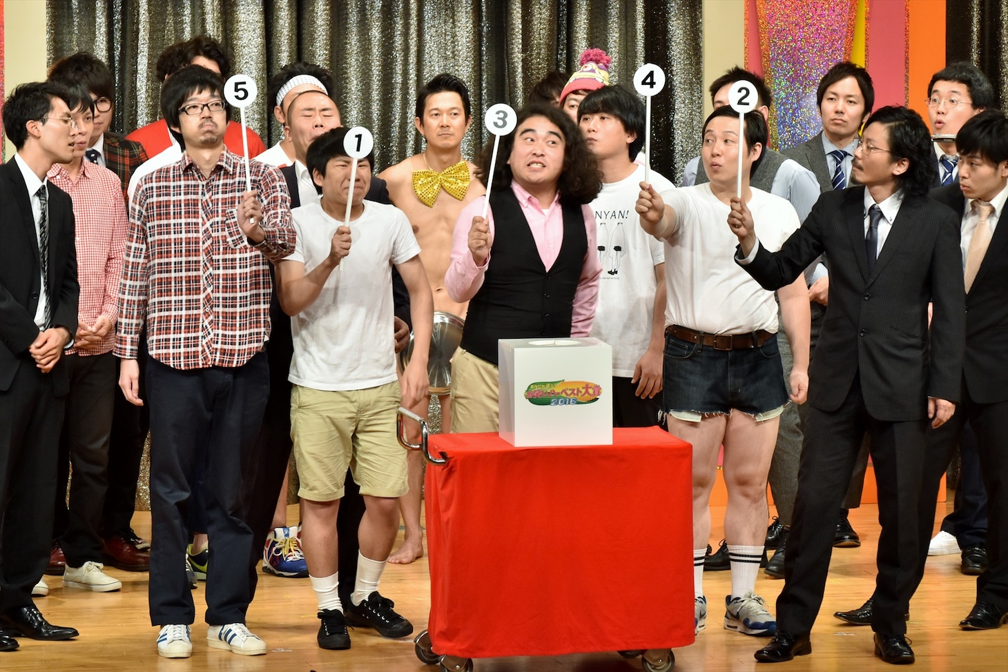 決勝のネタ披露順のくじ引きに臨む芸人たち。