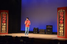 オープニングトークを繰り広げるMCのあべこうじ。