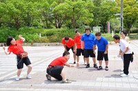 電流を流される尼神インター誠子とダイアン西澤。(c)MBS