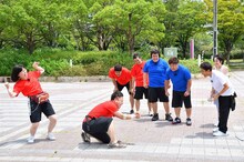 電流を流される尼神インター誠子とダイアン西澤。(c)MBS