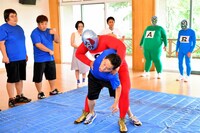 プロレス技をかけられるダイアン津田。(c)MBS