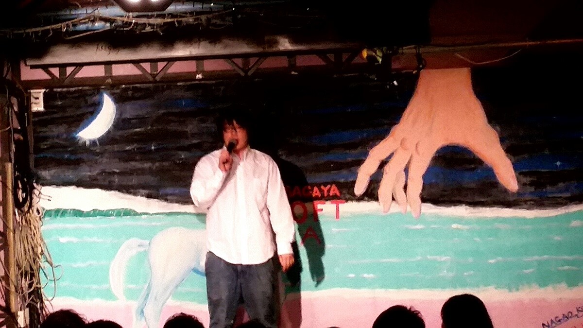 “ありやり前説”を行うガクヅケ木田。