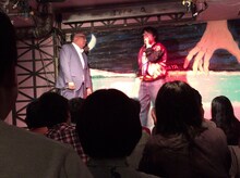 ラップバトルを繰り広げる（左から）街裏ぴんく、ガクヅケ木田。