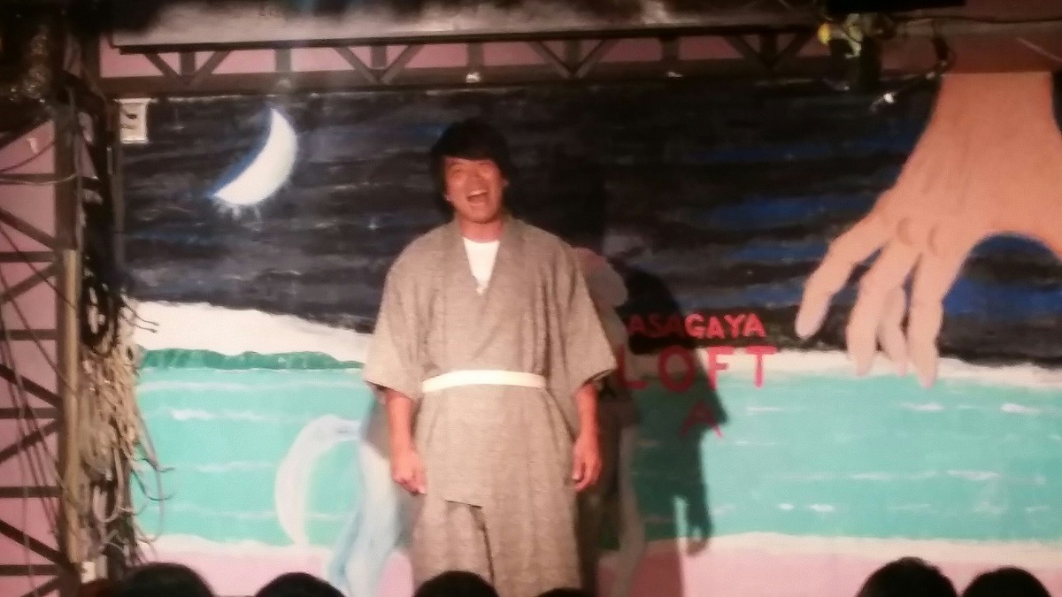 「ガクヅケを祝うネタ」を披露する牛女しらす。