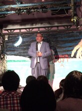 「ガクヅケを祝うネタ」を披露する街裏ぴんく。