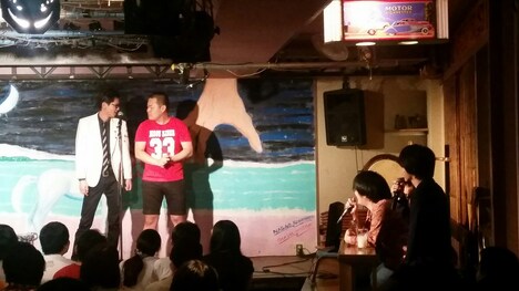 「ガクヅケを祝うネタ」を披露するモグライダー。