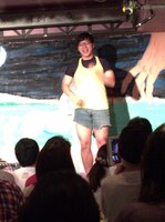 「ガクヅケを祝うネタ」を披露するホットパンツマン。