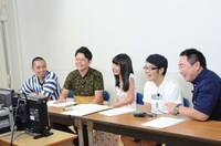 左から千鳥、アシスタントの荻野可鈴（夢みるアドレセンス）、ゲストのドランクドラゴン。