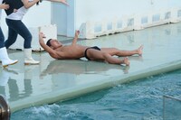 オードリー春日のイルカショーの様子。