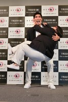 Blu-rayおよびDVD「HEROES REBORN／ヒーローズ・リボーン」のPRイベントで篠原信一にお姫様抱っこされる、メイプル超合金・安藤なつ。