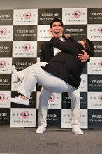 Blu-rayおよびDVD「HEROES REBORN／ヒーローズ・リボーン」のPRイベントで篠原信一にお姫様抱っこされる、メイプル超合金・安藤なつ。