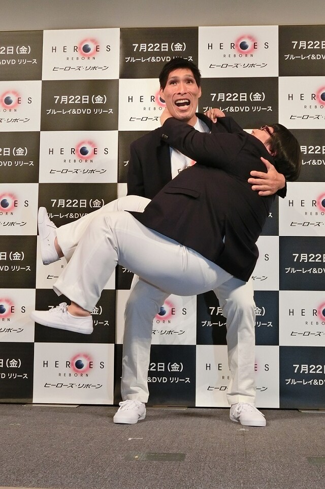 Blu-rayおよびDVD「HEROES REBORN／ヒーローズ・リボーン」のPRイベントで篠原信一にお姫様抱っこされる、メイプル超合金・安藤なつ。