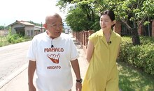 「チマタの噺」でロケを展開する笑福亭鶴瓶と江口のりこ。(c)テレビ東京