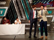 スクールゾーンの漫才をチェックするウーマンラッシュアワー。