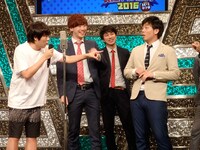 スクールゾーン俵山の顔を指摘するウーマンラッシュアワー村本（左端）。