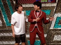 漫才を披露するウーマンラッシュアワー。