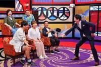 松竹の師匠にまつわる伝説を語るますだおかだ岡田（手前左端）。(c)MBS