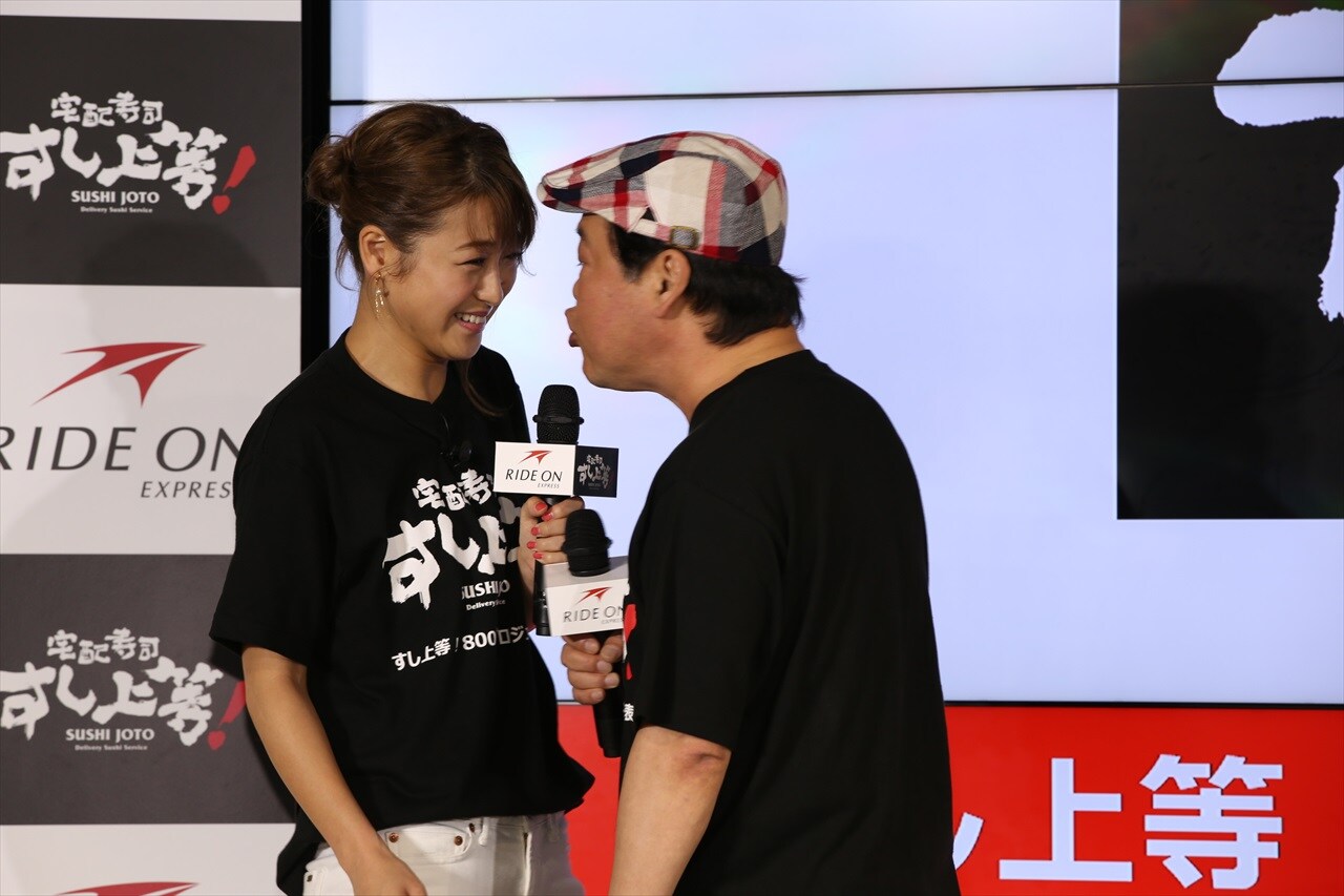 「すし上等！800円プロジェクト発表会」で鈴木奈々（左）にキスを迫るダチョウ倶楽部・上島（右）。