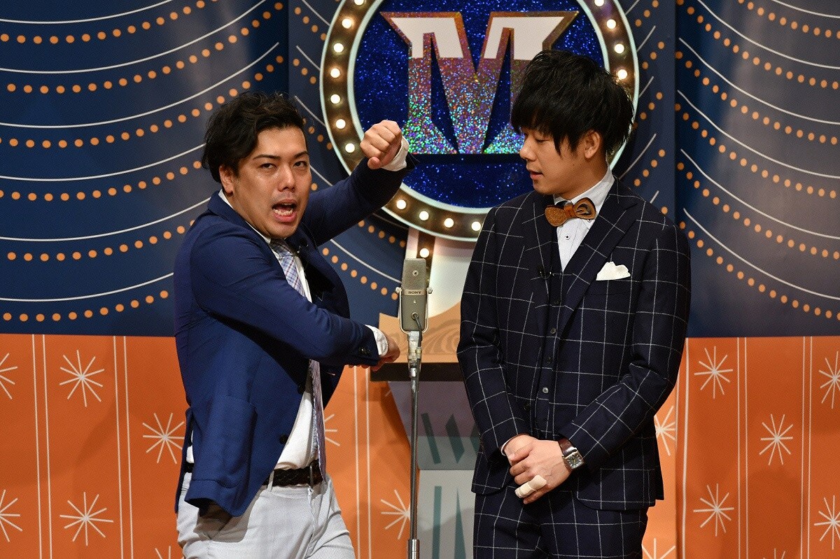 漫才でトークテーマを発表するマルセイユ。(c)読売テレビ