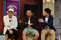 左からISSA、千鳥。(c)読売テレビ