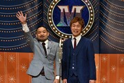 漫才でトークテーマを発表するキンニクキンギョ。(c)読売テレビ