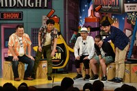 左からブラックマヨネーズ、ISSA、千鳥。(c)読売テレビ