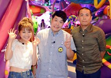 左から鈴木奈々、タカアンドトシ。(c)静岡第一テレビ