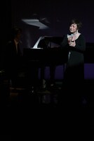 新曲発売記念ライブ「愛と哀しみをうたう」の様子。