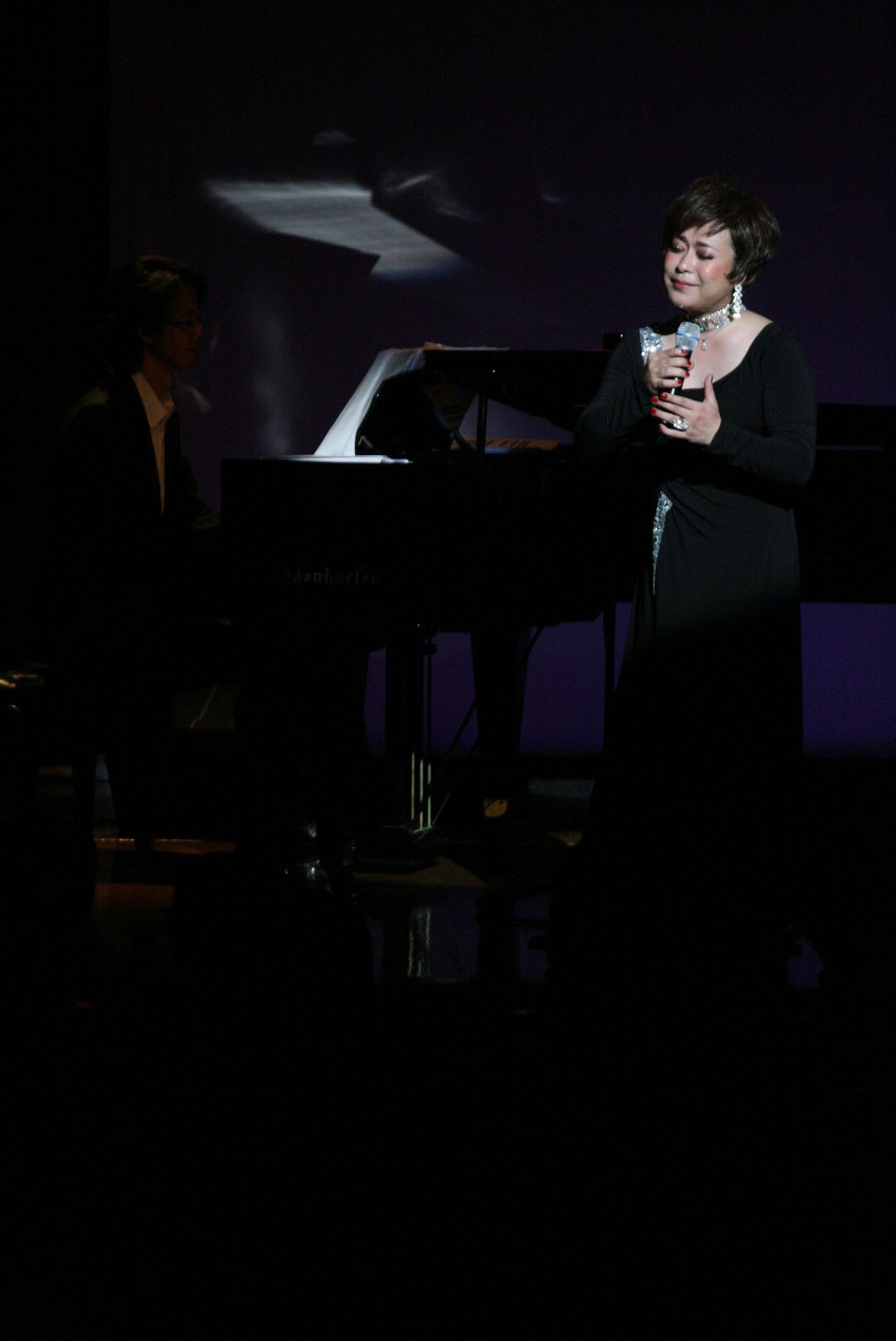 新曲発売記念ライブ「愛と哀しみをうたう」の様子。