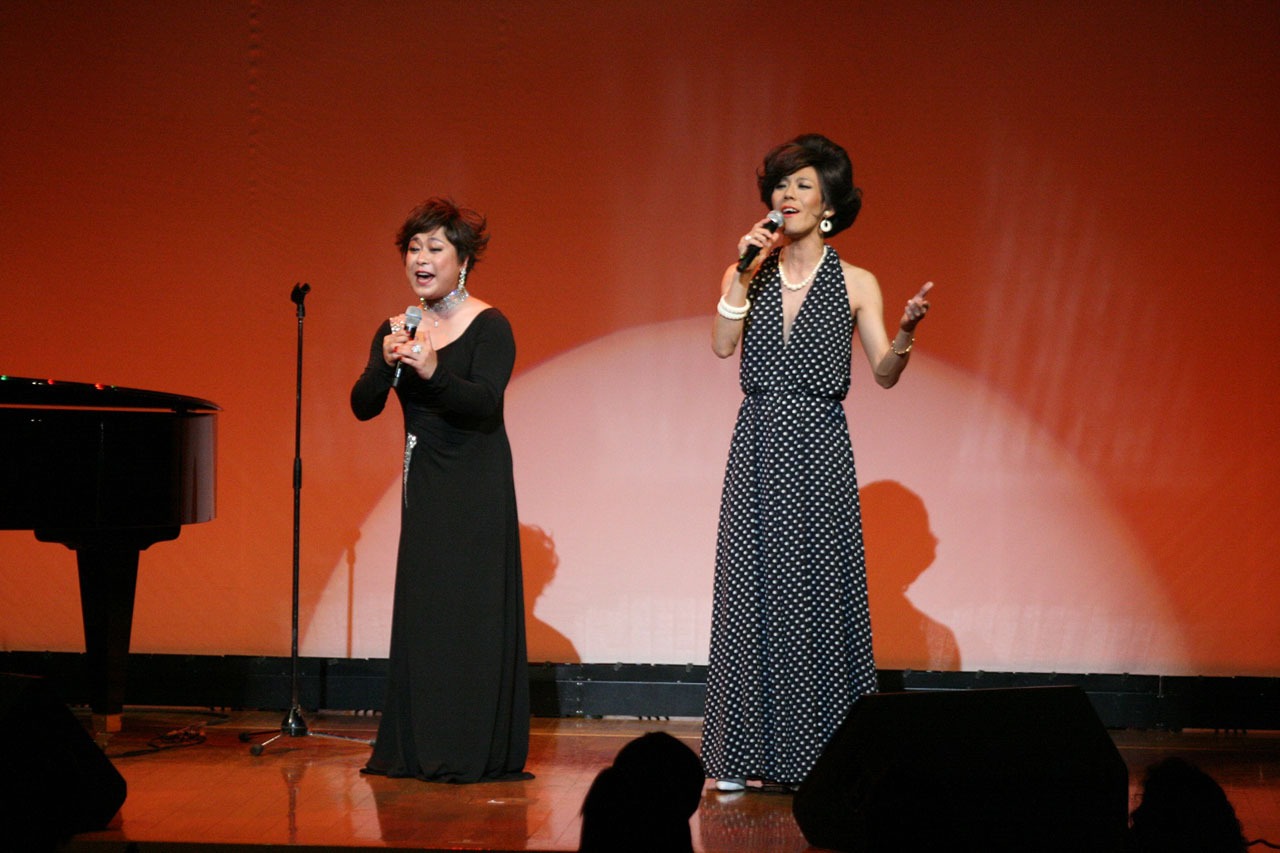 新曲発売記念ライブ「愛と哀しみをうたう」の様子。