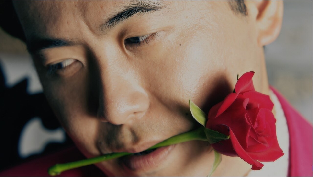 「Simejiさんがバラと戯れるだけの動画」のワンシーン。